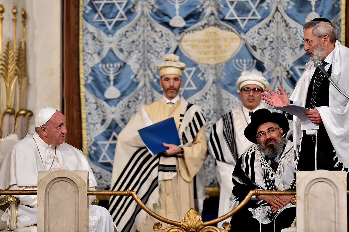 Pope Francis listens to chief Rabbi Riccardo Di Segni (R) in Rome's main Synagogue on January 17, 2016.