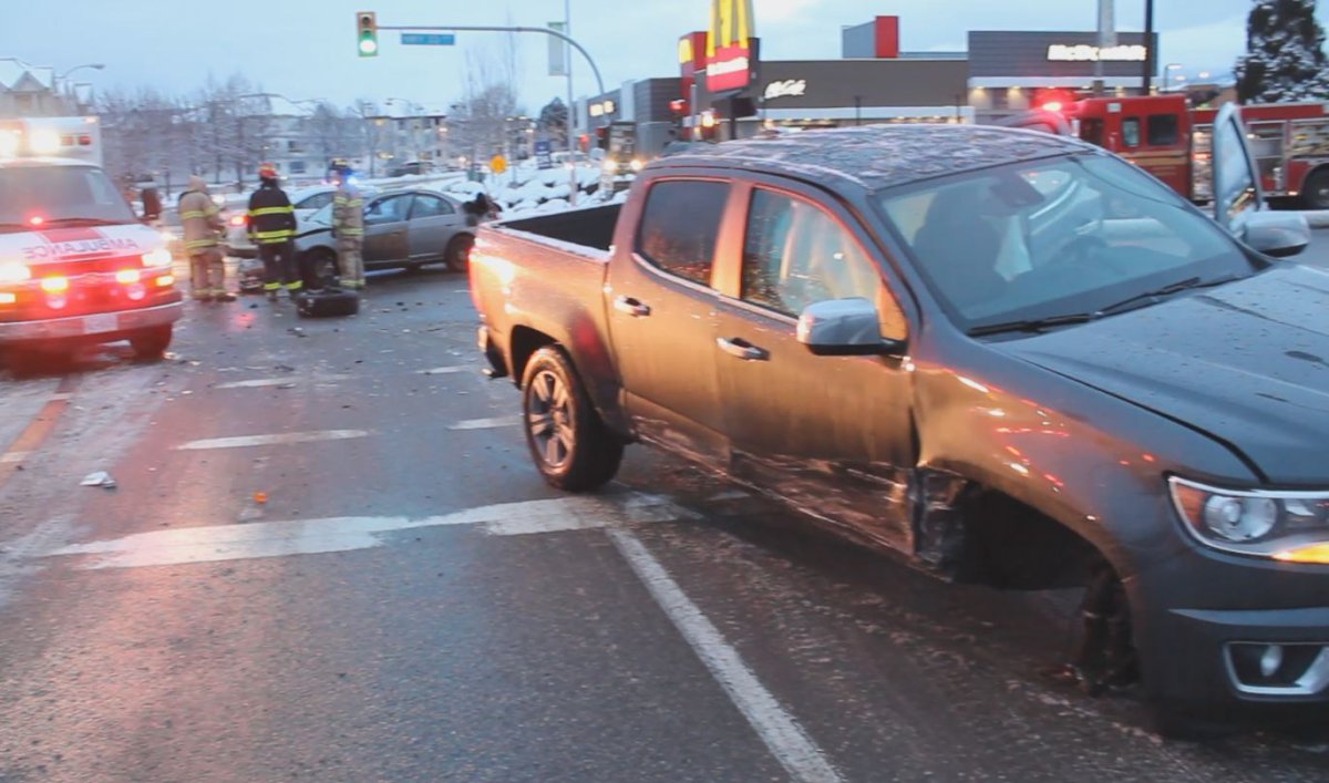 Kelowna crash sends two to hospital Okanagan Globalnews.ca