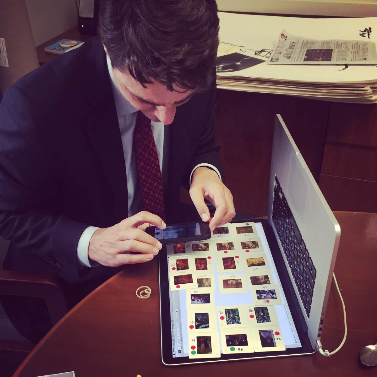 Trudeau inspects slides