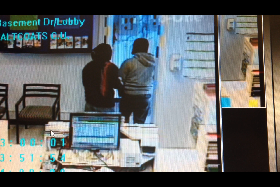 RCMP looking for two suspects after an attempted bank robbery - image