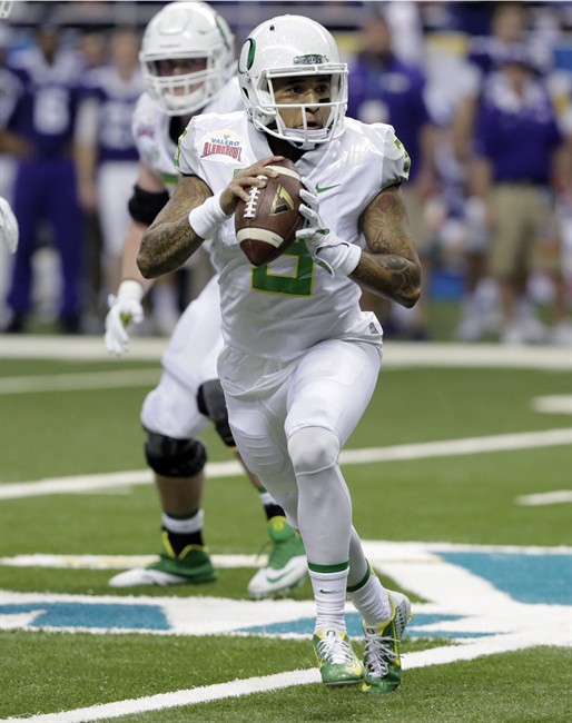 Vernon Adams Jr. (3) looks to throw against TCU during the first half of the Alamo Bowl NCAA college football game Saturday, Jan. 2, 2016, in San Antonio.