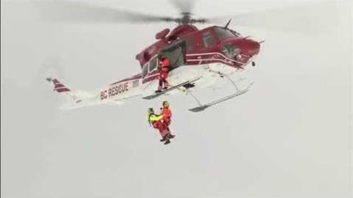 Vernon winch rescue helicopter used to rescue snowmobilers in Shuswap - image