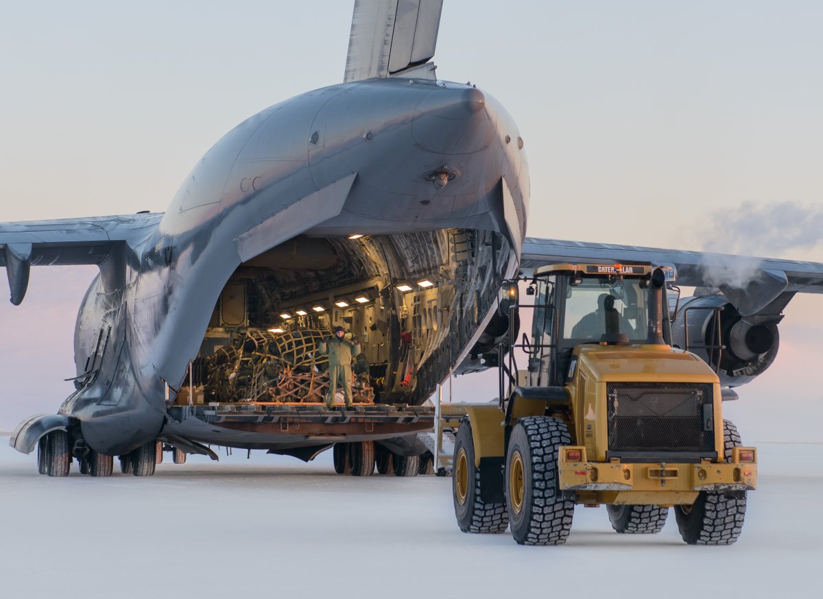 Edmonton-based soldiers head north for parachute mission to the Arctic ...