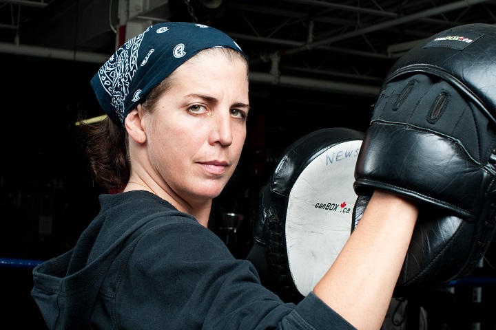 Boxer Savoy Howe is challenging controversial blogger Roosh V. to step into the ring.