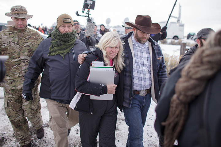 Ammon Bundy(R), leader of a group of armed anti-government protesters leaves with Shawna Cox(C), after speaking to the media at the Malheur National Wildlife Refuge near Burns, Oregon January 4, 2016. 