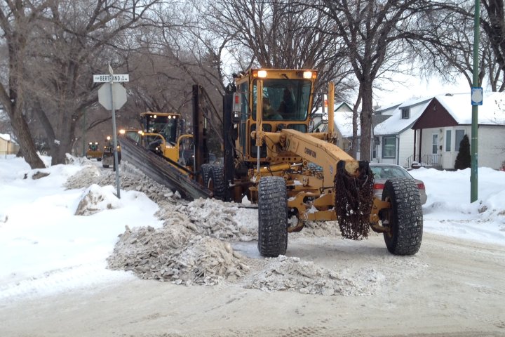 City of Winnipeg starts clearing streets, sidewalks after snow dumping