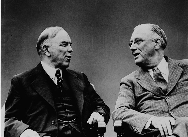 Canadian Prime Minister William Lyon Mackenzie King (left) and U.S. President Franklin D. Roosevelt talk at the Quebec Conference in Quebec City in August 1943.