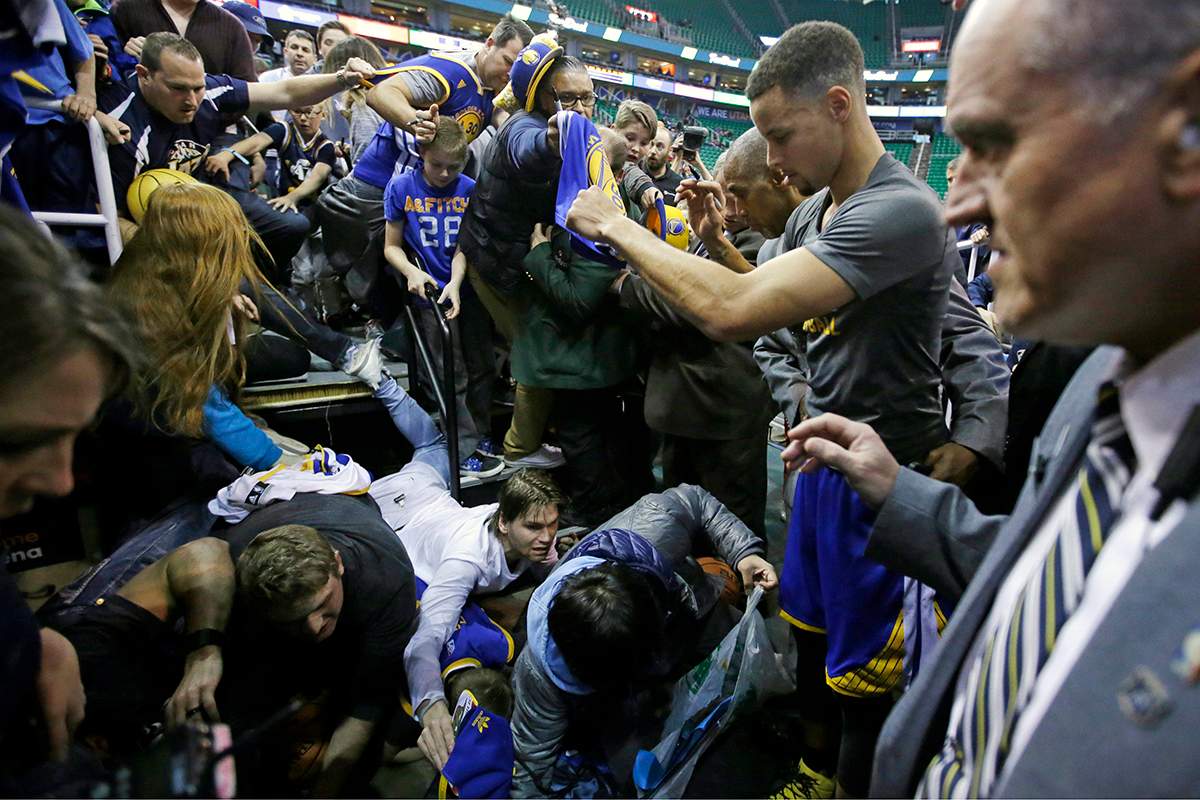 NBA fans fall from stands trying to get Steph Curry's autograph - National | Globalnews.ca