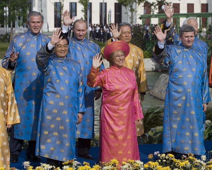 Canadian Prime Minister Stephen Harper, Chilean President Michelle Bachelet, China’s President Hu Jintao (front row right to left), US President George W. Bush, Russian President Vladimir Putin and Thailand’s Prime Minister Durayud Chulanont (back row left to right) wave during the official photograph at the Asia Pacific Economic Cooperation summit in Hanoi Vietnam Sunday Nov. 19, 2006.