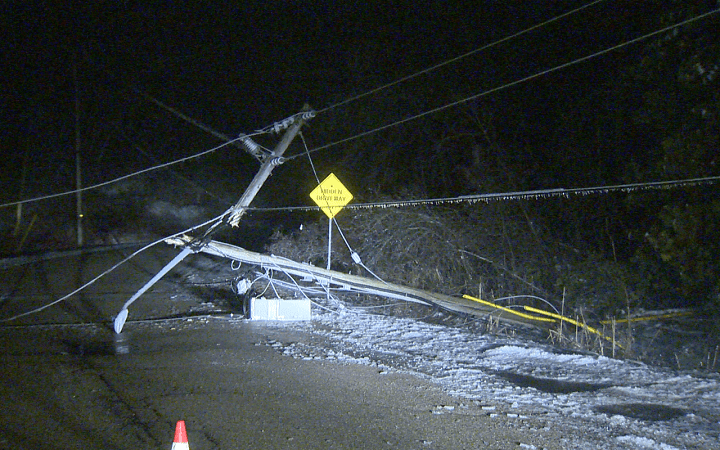 Tens of thousands still without power in Ontario after freezing rain - image