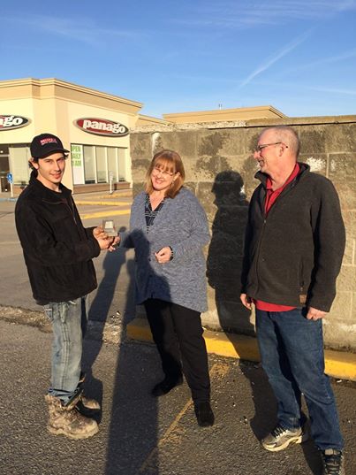 Dani Jacobsen’s parents with Jacob Starnyski, who finally found some of the lost jewels.