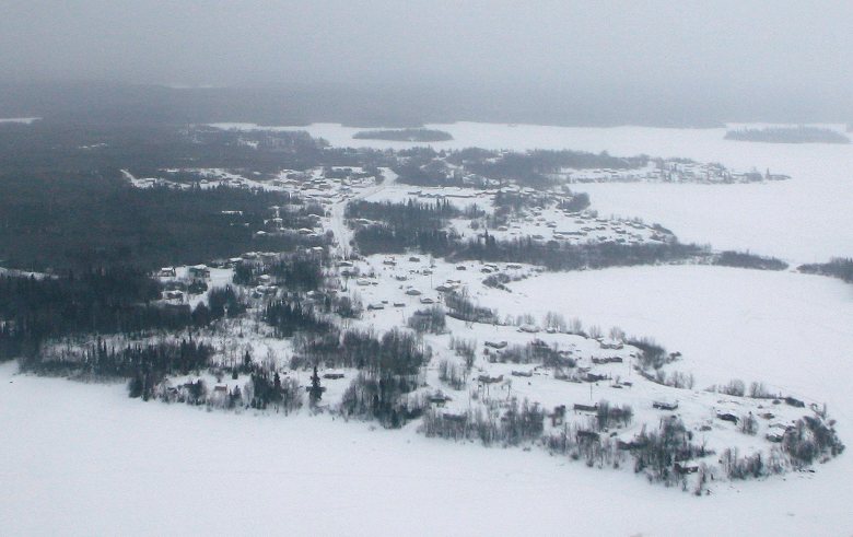 An aerial photo of the Pikangikum First Nation, from January, 2007. 