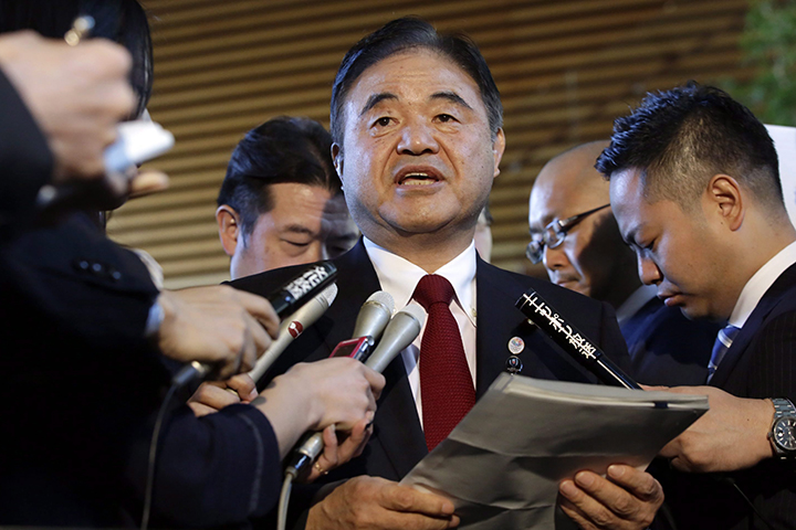 Toshiaki Endo, center, minister in charge of the 2020 Tokyo Olympics, speaks with media in a December 2015 file photo.