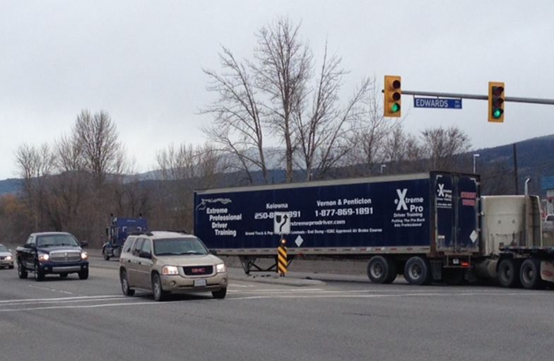 Unhitched trailer causes traffic backlog - image