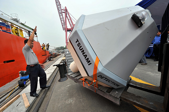 Workers unload a Tsunami buoy, a device to detect early tsunami warnings, donated by the US National Oceanographic and Atmospheric Administration in Jakarta on June 10, 2008. 