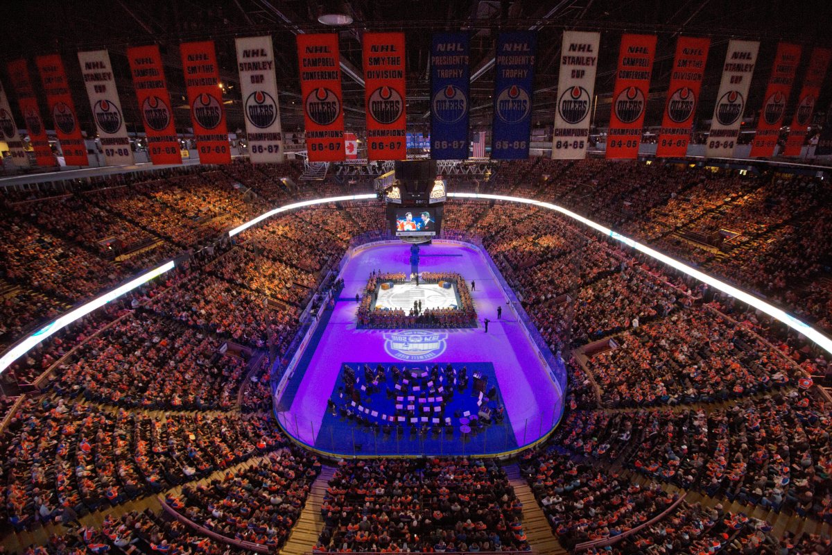 Mark Messier and No. 11 Oilers jersey saluted by adoring fans at Rexall  Place - The Hockey News