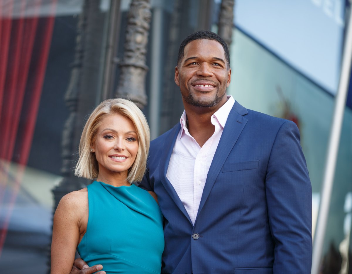 Television host Kelly Ripa (L) and Michael Strahan attend the Hollywood Walk of Fame on October 12, 2015 in Hollywood, California. 