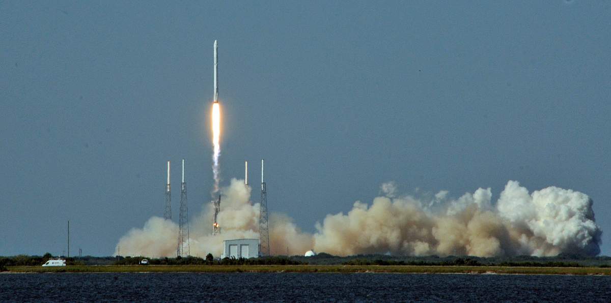 TOPSHOT - Space X's Falcon 9 rocket lifts off with an unmanned Dragon cargo craft from the launch platform in Cape Canaveral, Florida on April 8, 2016.  
After four failed bids SpaceX finally stuck the landing, powering the first stage of its Falcon 9 rocket onto an ocean platform where it touched down upright after launching cargo to space. / AFP / AFP PHOTO / BRUCE WEAVER        (Photo credit should read BRUCE WEAVER/AFP/Getty Images).
