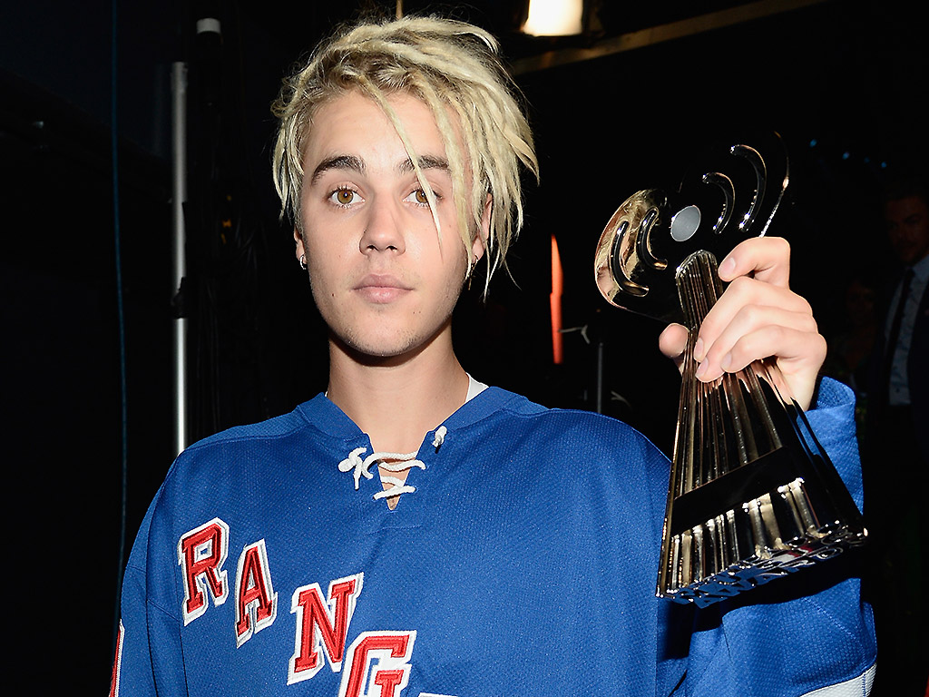 Justin Bieber booed at Juno Awards after winning Fan Choice, but