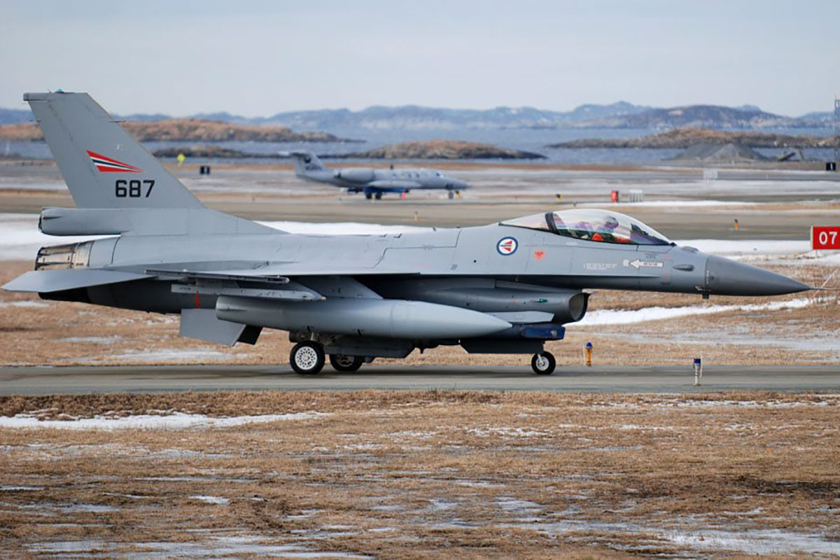 PREMIUM --



BODØ 20070309:

A Norwegian F-16 fighter jet is readied for takeoff. Air forces from 6 countries take part in "Cold Response", a multi-national military winter exercise in Northern Norway this month to train the participating countries in the use of reaction forces in international crisis situations.

Photo: Norwegian Air Force handout / SCANPIX / code  20520.