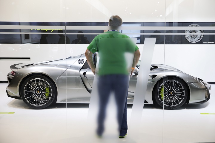 Tim Spann looks at the 2015 Porsche 918 Spyder plug-in hybrid sports car at the Los Angeles Auto Show on Thursday, Nov. 21, 2013, in Los Angeles. 