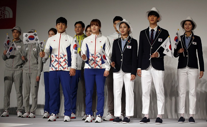 South Korea's Olympic committee has unveiled its team uniforms for the 2016 Rio de Janeiro Olympic Games which it says will help protect athletes from the mosquito-borne Zika virus. 