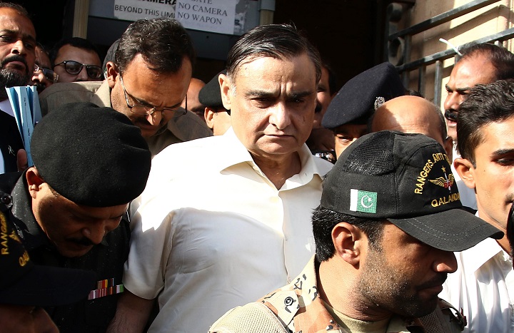 Asim Hussain (centre), a former federal minister and close aide of former President Asif Zardari is brought to anti-terrorism court for a hearing in Karachi, Pakistan, 26 November 2015. Hussain has been charged of corruption and terror financing by the Police.  