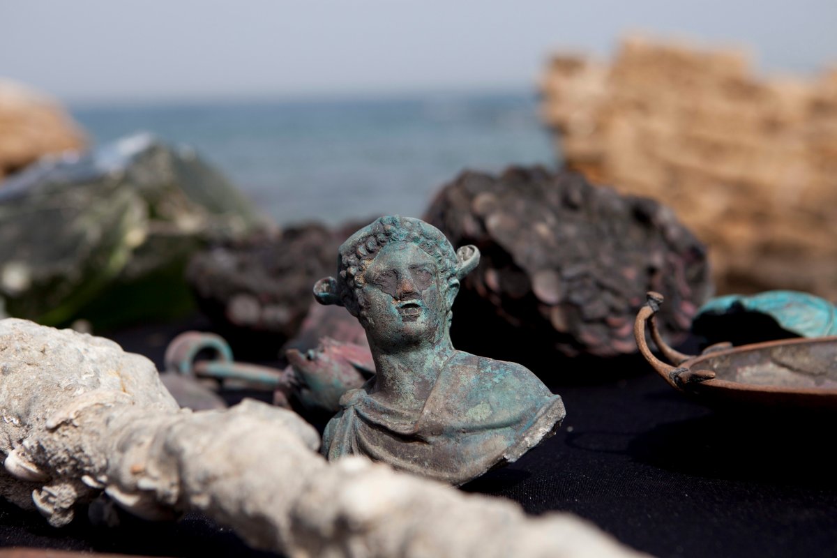 Israeli archeologists say two divers have made the country's biggest discovery of Roman-era artifacts in three decades.
