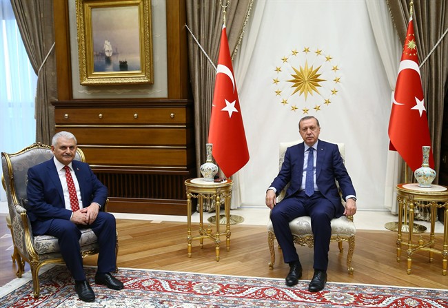 Turkey's President Recep Tayyip Erdogan, right, and Binali Yildirim, the ruling party's new chairman, pose for a photograph at the presidential palace in Ankara, Turkey, Sunday, May 22, 2016.