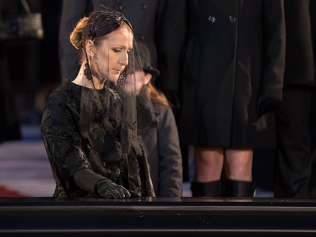 Céline Dion kisses the casket of of her late husband René Angélil outside Montréal's Notre-Dame Basilica following his funeral on January 22, 2016.