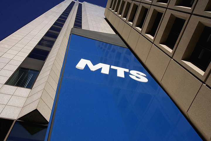 The MTS building in downtown Winnipeg is seen on Tuesday Nov. 29, 2005. A new poll done by the Angus Reid Institute has found that most Manitobans are dubious of the impending deal between Bell Canada and MTS.