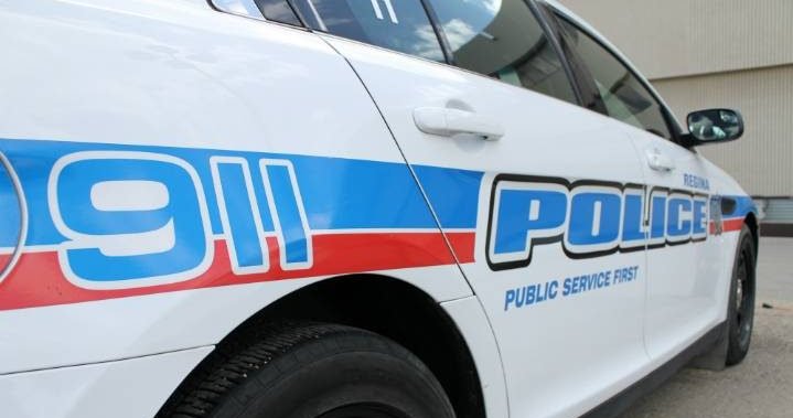 Членове на полицейската служба на Regina RPS са обвинили 25 годишен