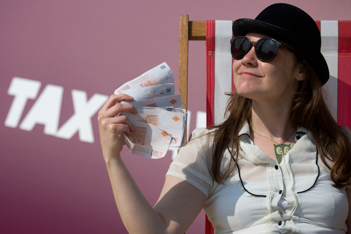 Protesters turn London’s Trafalgar Square into ‘tropical tax haven’ - image