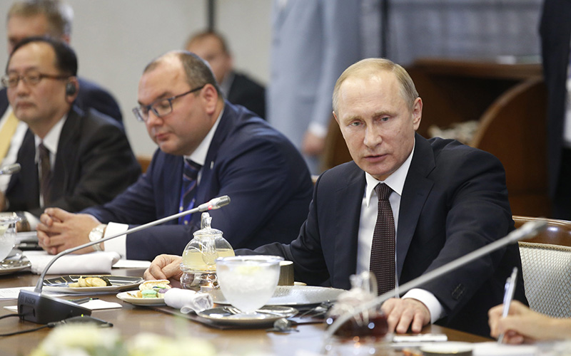 Russian President Vladimir Putin attends a meeting with heads of Internationals Information Agencies on the sidelines of the 20th St. Petersburg International Economic Forum (SPIEF-2016) in St. Petersburg, Russia, 17 June 2016. 