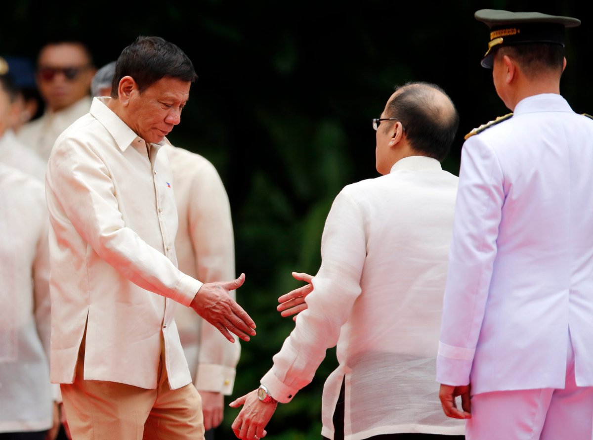 Incoming Filipino President Rodrigo Duterte (L) and outgoing President Benigno Aquino III (2-R) shake hands during an inauguration ceremony at the Malacanang presidential palace grounds in Manila, Philippines, 30 July 2016. Rodrigo Duterte, the former mayor of Davao City, is the 16th president of the country, after winning the 09 May elections.  