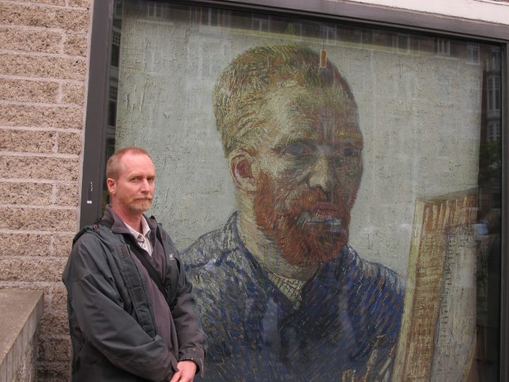 Saskatoon artist Kim Ennis has thrown his hat into an international search for a Vincent van Gogh lookalike.