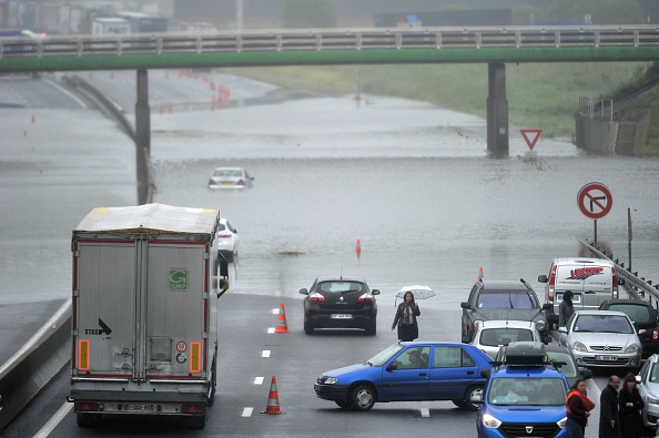 People stuck in traffic walk along the A10 highway on May 31, 2016 in Saran, flooded due to heavy rainfall.
The Loiret department is under red flood alert and France's weather agency Meteo France maintained today 18 departments are under orange alert. 