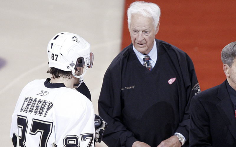Detroit Red Wings hockey legends Gordie Howe meets with Pittsburgh Penguins' Sidney Crosby to drop the ceremonial first pucks before the start of Game 1 of the NHL hockey Stanley Cup finals in Detroit, May 30, 2009. 