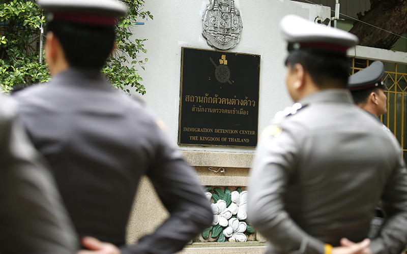 Thai police officers stand guard in front of the detention center, where a bank robbery suspect in is being detained inside of the Immigration Bureau in Bangkok, Thailand, 13 July 2016. 