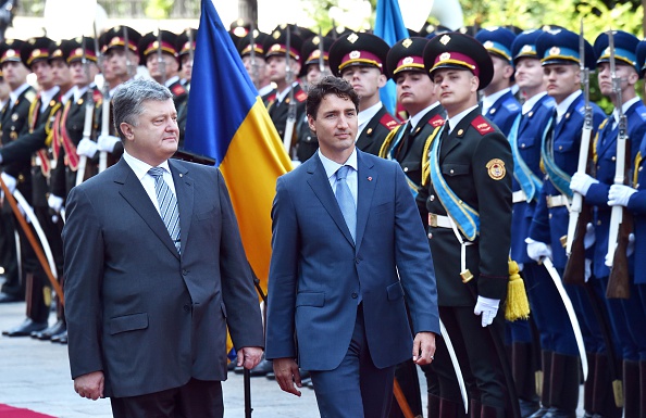 Ukrainian President Petro Poroshenko (L) and  Prime Minister of Canada Justin Trudeau (R) review the guard of honour during a welcoming ceremony ahead of their meeting in Kiev on June 11, 2016, during Justin Trudeau first official two-days visit in Ukraine. 