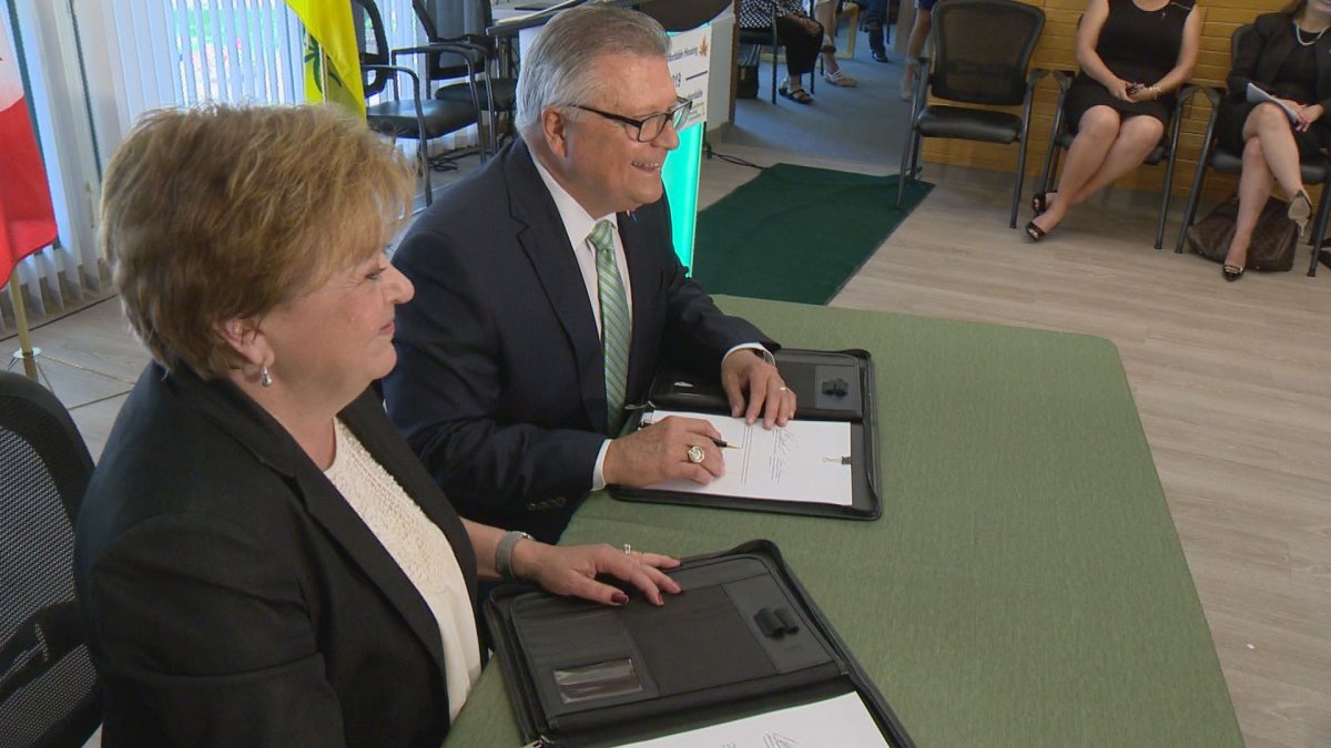 Social Services Minister Donna Harpauer and Regina-Wascana MP Ralph Goodale sign Investment in Affordable Housing agreement.