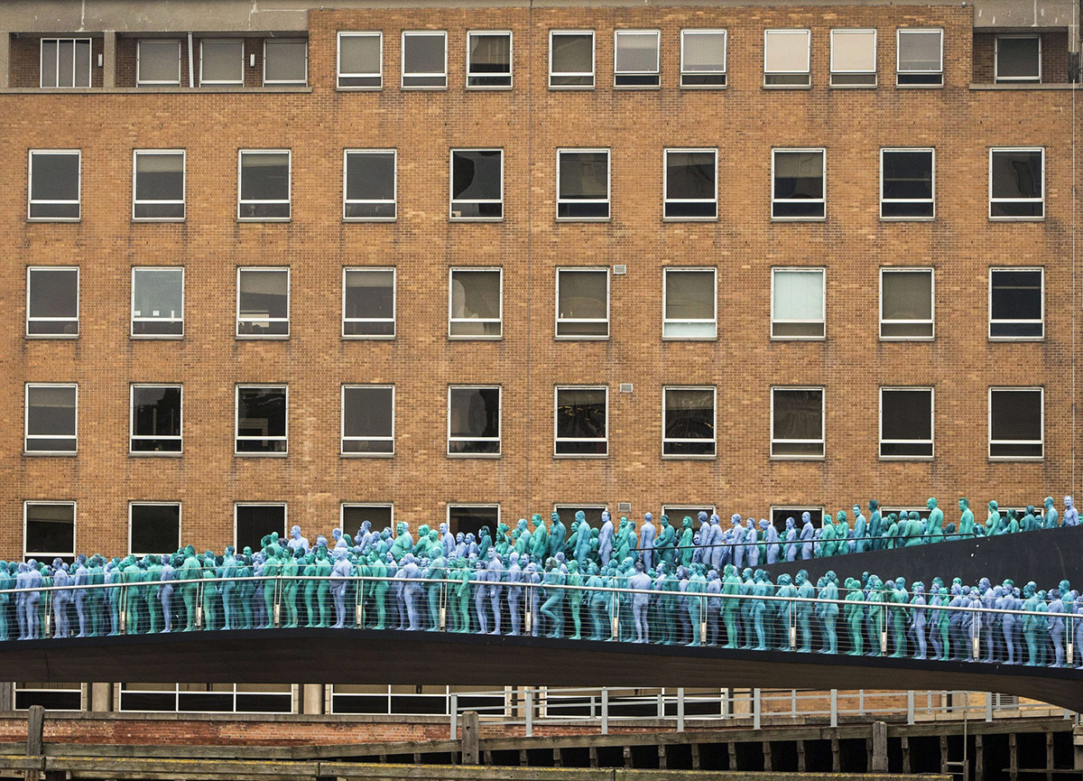 Sea of Hull: Thousands strip down to buff, paint themselves blue for UK art  event - National | Globalnews.ca