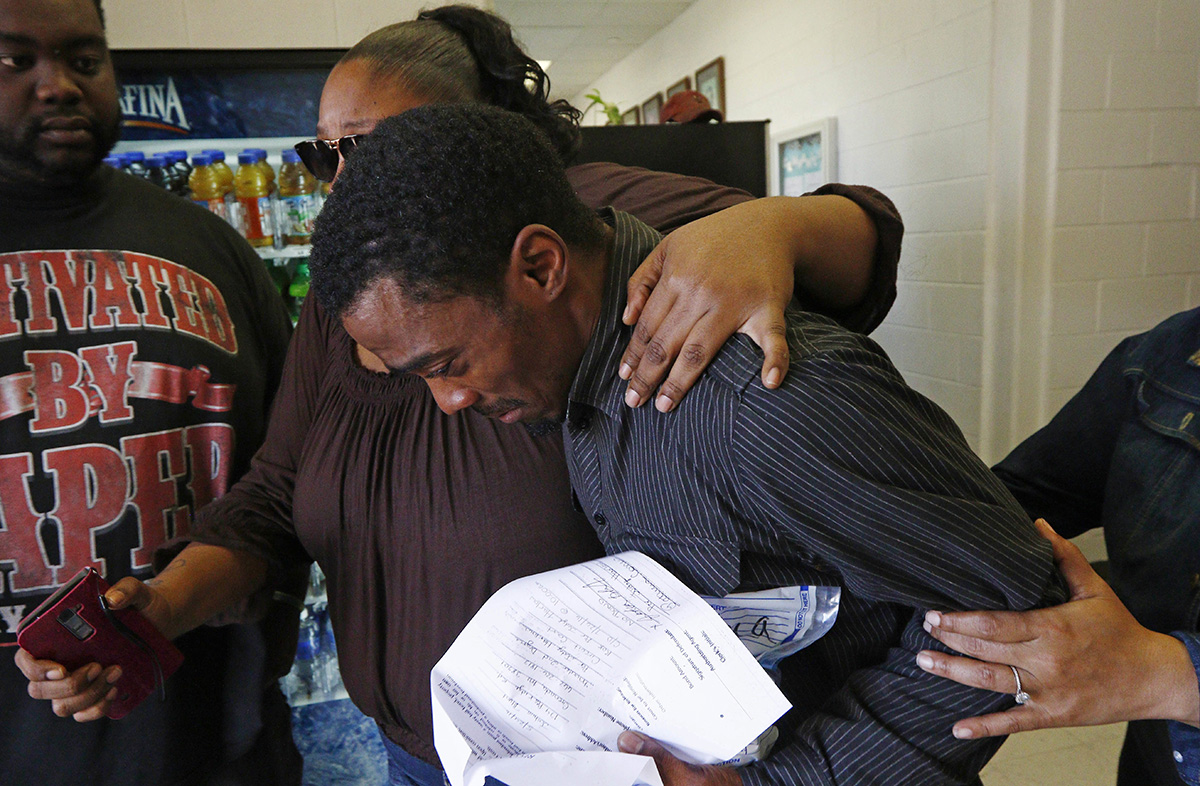 Joshua Blunt, 25, center, is escorted out of the Grenada County Jail, by family members after being released from the Grenada County Jail in Grenada, Miss., Tuesday, May 24, 2016. 