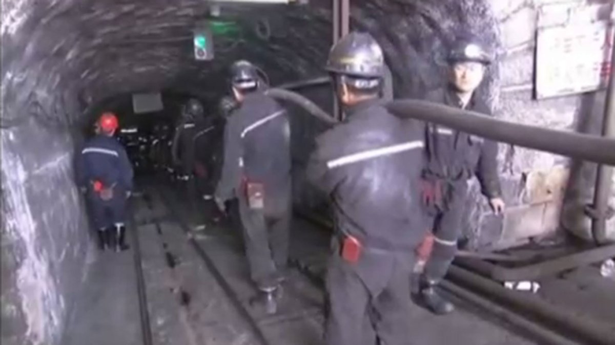 Coal mine floods in north China leaving 12 miners trapped - image