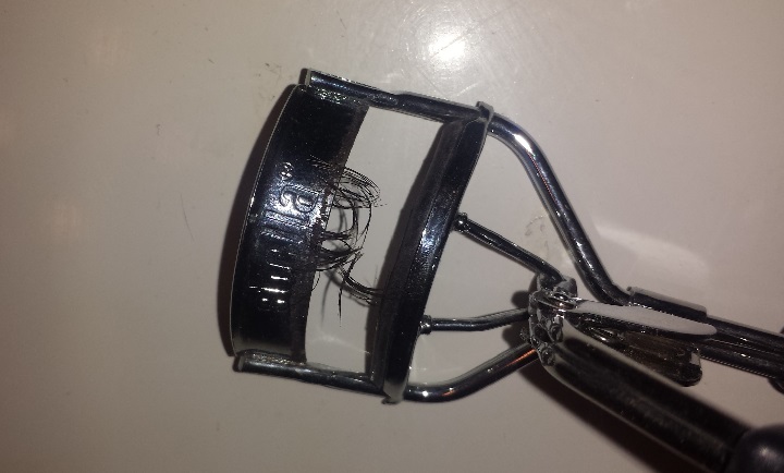 Eyelash curler nightmare: Woman’s sneeze leaves her lashless - image