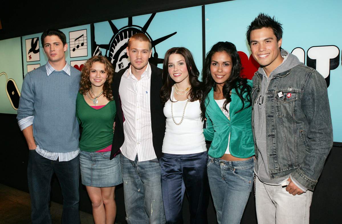 Cast (L to R): James Lafferty, Bethany Joy Lenz, Chad Michael Murray, Sophia Bush,  Daniella Alonso and James Lafferty pose for a photo backstage during MTV's Total Request Live at the MTV Times Square Studios November 1, 2004 in New York City. 