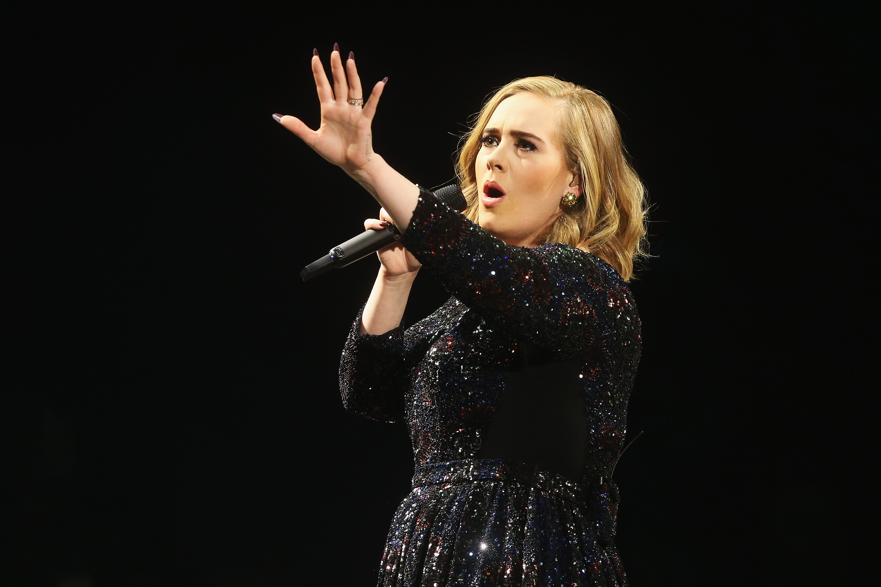 Adele Accidentally Kisses Fan On Lips During Concert Globalnews Ca