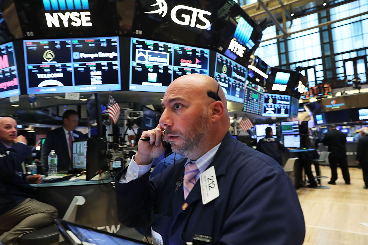 Traders work on the floor of the New York Stock Exchange (NYSE) at the close of the trading day on June 28, 2016 in New York City. 