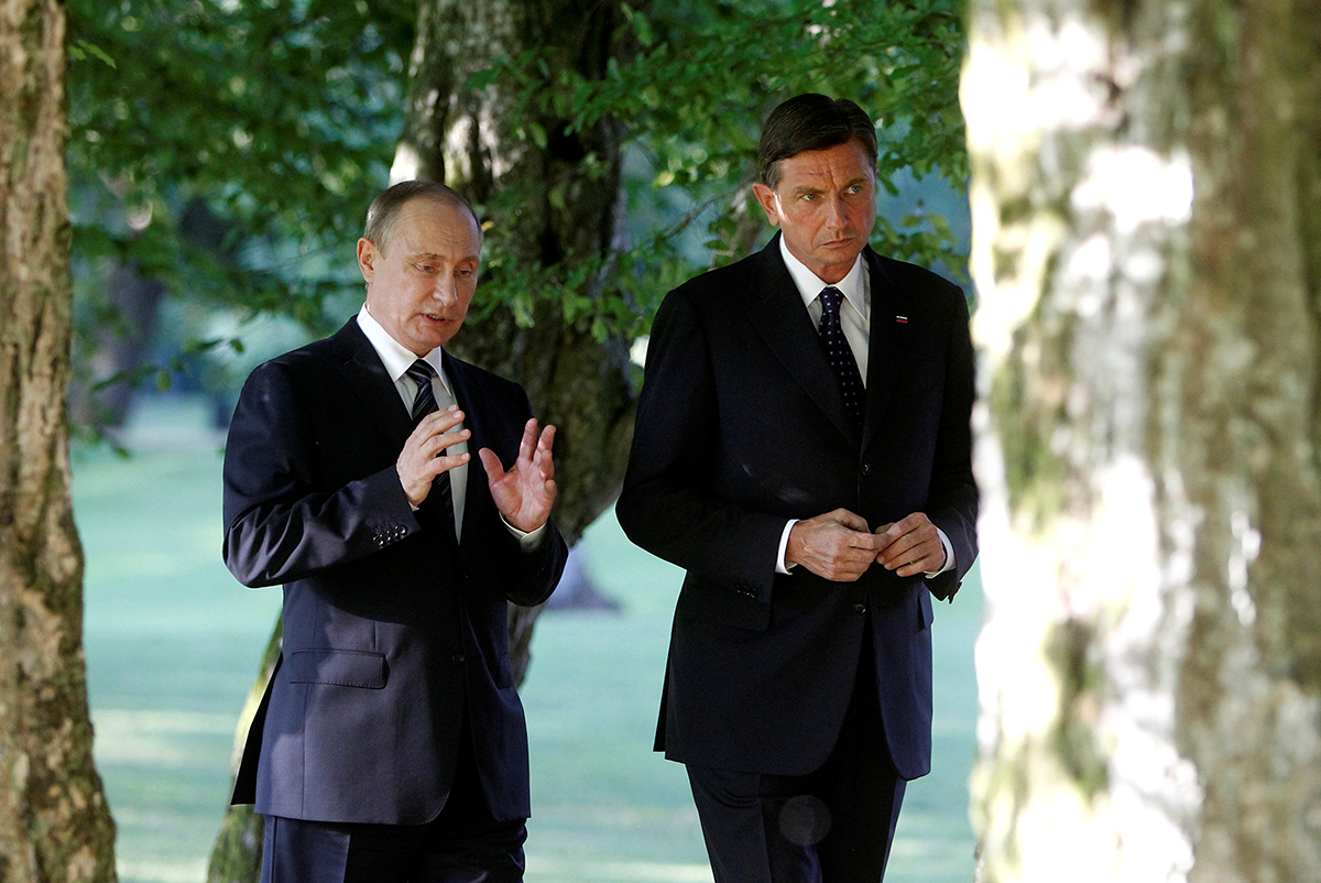 Slovenia's President Borut Pahor and his Russian counterpart Vladimir Putin speak during a visit to Brdo pri Kranju, Slovenia, July 30, 2016. 