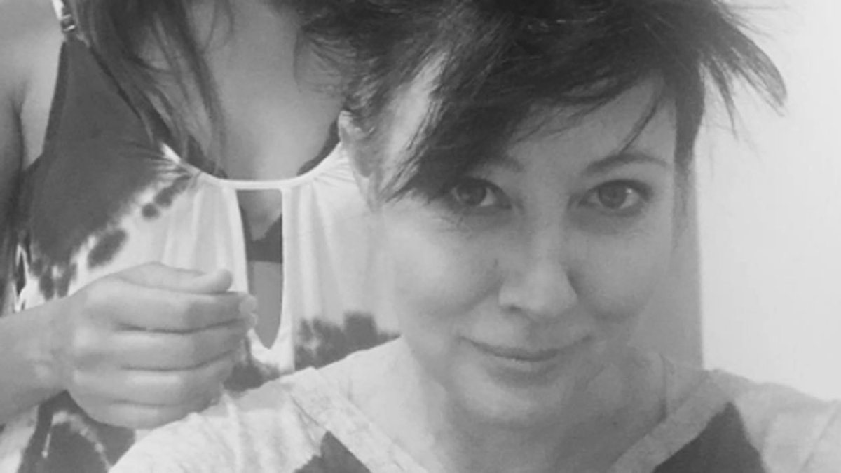 Shannen Doherty, battling breast cancer, shaves head (PHOTOS) - image